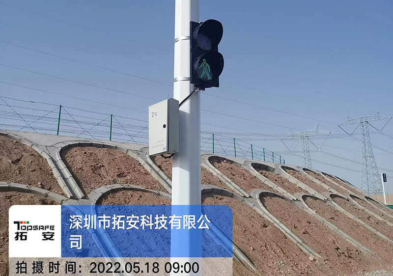 甘肅省酒泉市太陽能國風(fēng)款LED交通信號燈